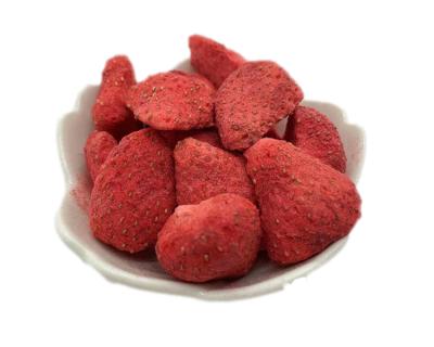 China Online Wholesale Dried Frozen Half of Strawberry Snacks for Family Gathering for sale