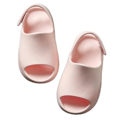 China New 2022 summer kids flat yeezy slides slippers fashion kids boys girls house slippers soft unique EVA kids slippers for sale