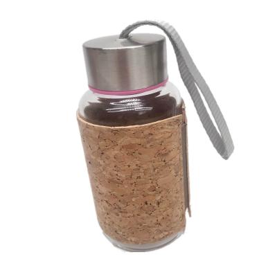 China Soemwiederverwendbare Glaswasser-Flasche mit Cork Sleeve Dampproof zu verkaufen