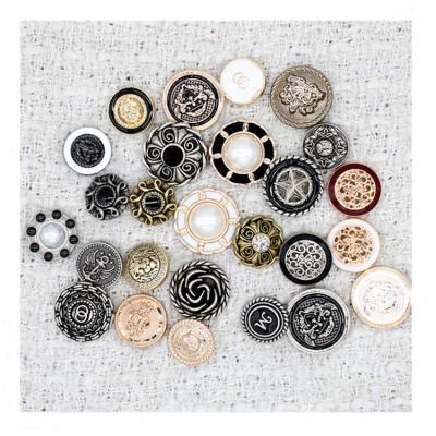 China SustainableOxidation Resistant Metal Does Not Fade Manufacturer Micro-Label Custom Antioxidant Hollow Lion Head Inlaid Crystal Bead Zinc Alloy Button for sale