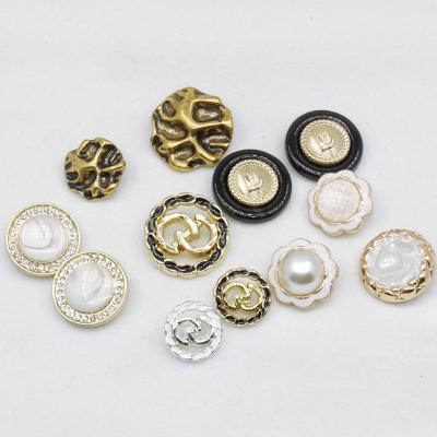 China SustainableOxidation Resistant Metal Non-fading High Quality Customized Pearl Inlaid Crystal Metal Non-fading Zinc Alloy Buttons For Coat for sale