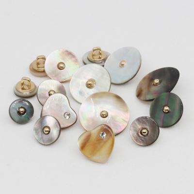 China Sustainable Natural Manufacturer Sells Customized Natural Black And White Hand Sewn Shell Buttons Of Various Sizes For Sewing Garments for sale