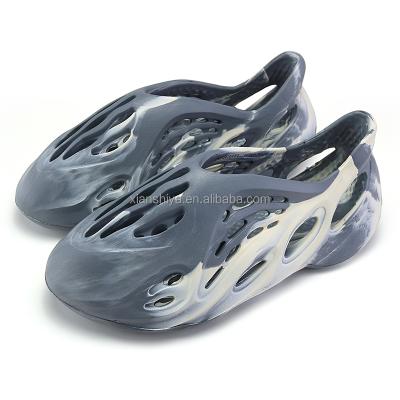 China 2021 light foam wholesale runner slides slippers yezzy sandals for sale