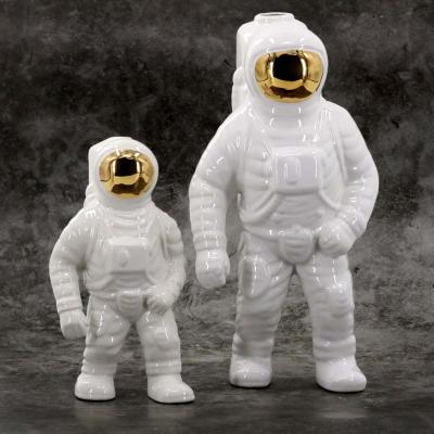 China Minimalist Ceramic Astronaut Home Decoration Crafts White Cool Cosmonaut Table Ornaments Gift for sale