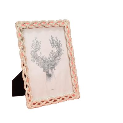 China Luxury patterned alloy photo frame 5x7 or customized decorative metal g tin photo frame tin alloy gold photo frame for sale