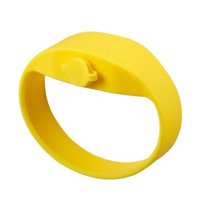 China Fast Delivery Oil Coating Silicone Wristband Gel Dispenser Hand Sanitiser Wrist Band Dispenser Wristband Hydroalcohol Gel OEM Accept for sale