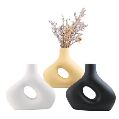 China Modern Home Ornaments Donut Decorative Irregular White Vase Vases Ceramic Vase For Pampas Grass Dry Flower for sale