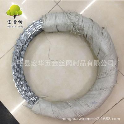 China Big Pad 4 Mm BTO-22 Concertina Galvanized Razor Barbed Wire China 4 Kg Roll Weight Hessian Cloth Packing 45 Cm Outside Diameter for sale