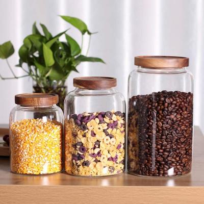 China Large Cover Size Food Storage Round Airtight High Borosilicate Glass Food Jar With Acacia Wood Lid for sale