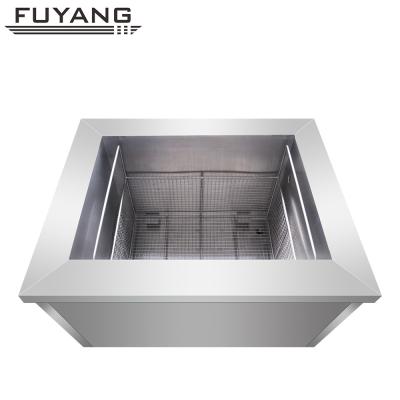 China Casters Large Industrial Ultrasonic Cleaner Stainless Steel Single Tank 560L zu verkaufen