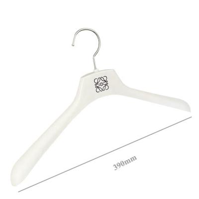 China Custom wholesale price logo anti slip coat hanger clothes hanger clothing store multifunctional black white plastic clothing hanger for sale