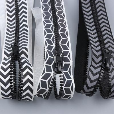 China 5#Waterproof Auto Lock Resin Zipper Belt Stripe Reflective Zipper Special Woven Ditch Coat New Down Long Plastic Jacket Zipper Chain for sale