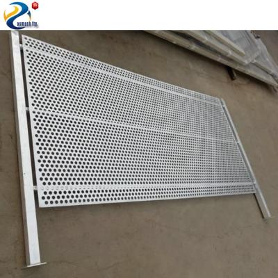 China Beautiful Powder Plain Weave Mesh Fence Coated Iron Coated Pegboard Lightweight Fence for sale