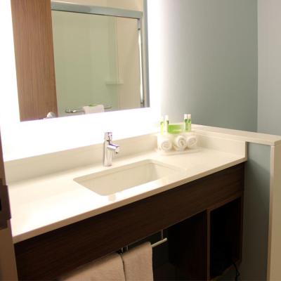 China Modern Vanity Holiday Inn Express Hotel Bath Wood Base And Quartz Top for sale