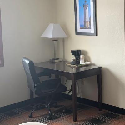 China Traditional desk and ergonomic chair in Baymont by Wyndham Hotel for sale