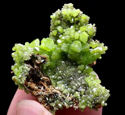 China China Wholesale Natural Pyromorphite Crystal Group Mineral Specimen for sale