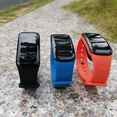 China Positioning Alert Wristband Beacon Social Distance/Social Distance 6 Feet Proximity Control Wristband Vigilant/Eddystone Beacon for sale