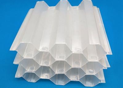 China El PVC blanco hexagonal del panal de miel llena los medios de filtro de plástico para el tratamiento del agua en venta