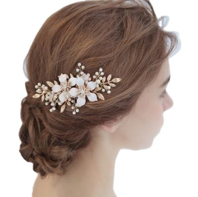 China Europe and America hot sale hair brush headwear twist flower pearl dish bridal hair accessories party hair accessories side comb for sale