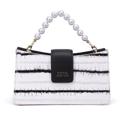 China Lady 2021 OEM Genuine Cow Leather Lady Contrast Color Fashion Pearl Wedding Party Dinner Bag Evening Tote Bag for sale