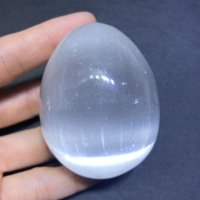 China Wholesale Natural Clear Egg Crystal Palm For Healing from China Crystal Crafts White Nitrite Gypsum for sale