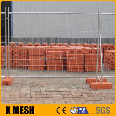 China Easily assembled AS 4687 standard 2.4x2.1m size temporary fence with concrete filled plastic feet and clamps for Australia and New Zealand for sale