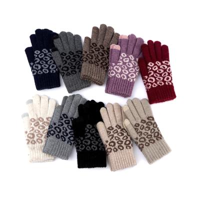 China Soft Jacquard Knitted Winter Touch Screen Mittens Ladies Fashion Leopard Print Mittens for sale