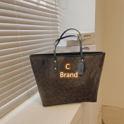 China Modern Design Portable Economical Wholesale Luxury Tote Bag Large Handbags For Women Shopping Bags for sale