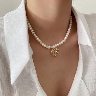 China 2021 New CLASSIC Pearl Choker Necklace Jewelry Pendant Fashion Hollow Heart Alloy Necklaces for sale