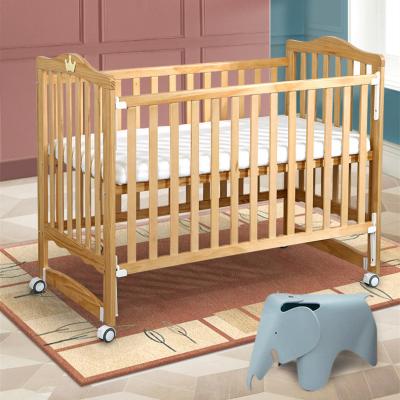 China Modern Hot Sale Baby Crib Multifunctional Adjustable Solid Wood Newborn Baby Crib for sale