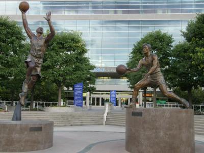 China bronze basketabll players challenge ball sculpture for sale