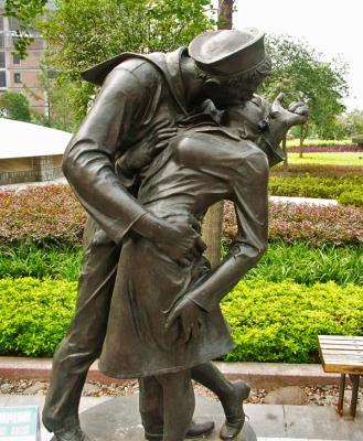 China Bronze man woman statues kissing sculptures for sale