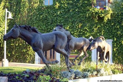 China Popular Solid bronze Berlin broncos black horse statue for garden decoration for sale