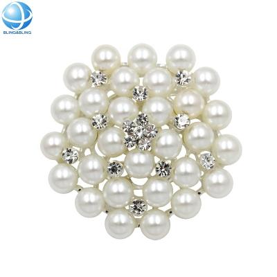 China Custom White Women/Men/Kids Pearl Brooches Metal Rhinestone Brooch Pins Women Costume Accessories for sale