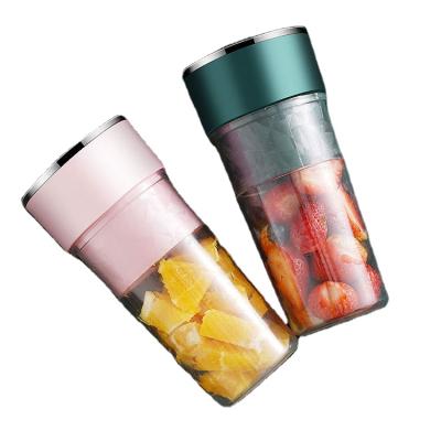 China Portable Mini Portable USB Fruit Juicer Cup Blender Rechargeable and Vegetable Fruit Squeezer Squeezer for Household for sale