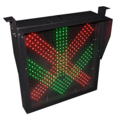 中国 Lane Control Road Traffic Sign Board with Red Cross and Green Arrow LED Variable Sign 販売のため