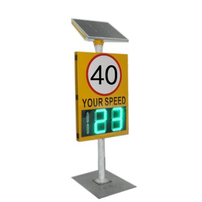 中国 50W Solar Powered Radar Speed Display Board Detecting Portable Variable Message Sign 販売のため