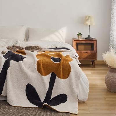 China Anti-Pull Microfiber Sheds Good Selling Polyester Fabric Nordic Home Decor Knitted Blanket For Sofa for sale