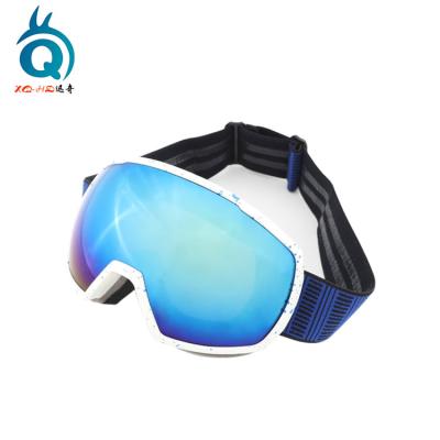 China Full Frame 2021 New Style Snow Goggles Triple Layer Foam Anti Fog Snow Goggles With Elastic Strap Buckle for sale