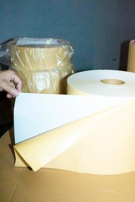 China Heiß schmelzender Klebstoff Wärmeetikettenrolle, Kraftpapier Jumbo Roll 80u Oberflächendurchmesser zu verkaufen