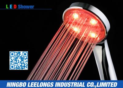 中国 浴室のための電池のない赤い LED のにわか雨の頭部の手持ち型のシャワー 販売のため