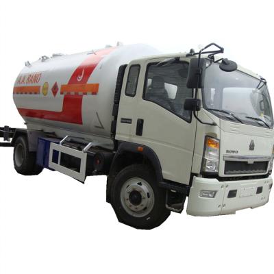 China Cheapest howo 6 wheel euro3 small howo china Q345R 3 metric tons lpg gas diesel tanker truck 6000 liters for sale