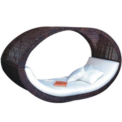 China Eco-friendly Circular Round Outdoor Rattan Sofas Comfortable Bed Sofa Round Bed Furniture Garden Beds for sale