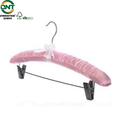 China Contemporary Colored Satin Padded Hanger Anti Slip Padded Pink Satin Wall Mounted Hanger Rack With Clip for sale