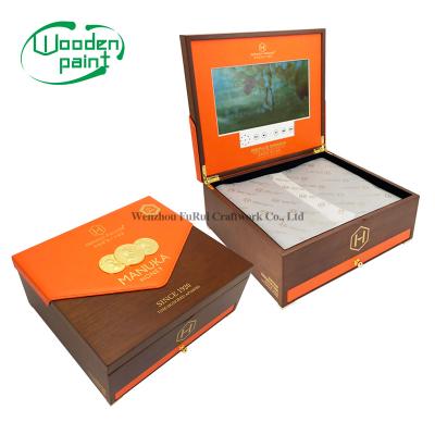 China Luxury Handmade Manuka Honey LCD Wooden Gift Box Laser Engraving Packaging Box Dates Lacquer Painting High-Grade Wooden Box Set for sale