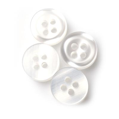 中国 Sustainable Wholesale Hot Sale 4 Holes Excellent Quality White Round Resin Button For Shirt 販売のため