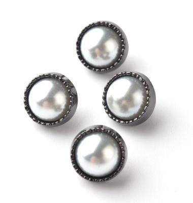 China Best Magnetic Selling Goods Using Crystal Pearl Sewing Buttons For Clothes for sale