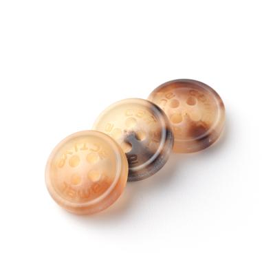 中国 Good Quality Custom Wholesale Various Dry Cleaning Engraved Natural Sewing 4-Holes Horn Button 販売のため