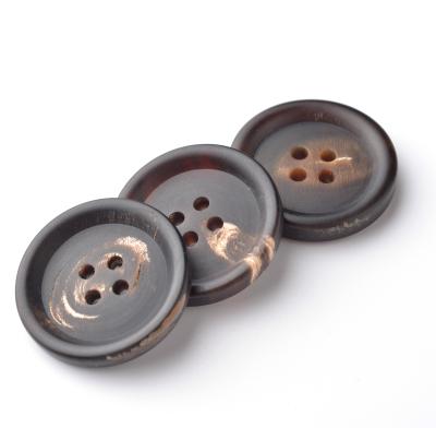 中国 Wholesale 4 Holes True Suitable Holes Dry Cleaning Quality Guaranteed Jacket Natural Sewing Horn Button 販売のため