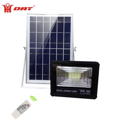 China 3.2v9000mah lithium battery solar flood light IP67 dimming and automatic night work mode with solar panel for sale